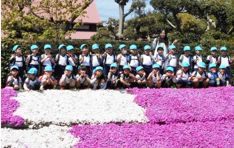 芝桜の前で記念撮影する園児たち