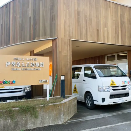 園バスが停まるバスエントランス