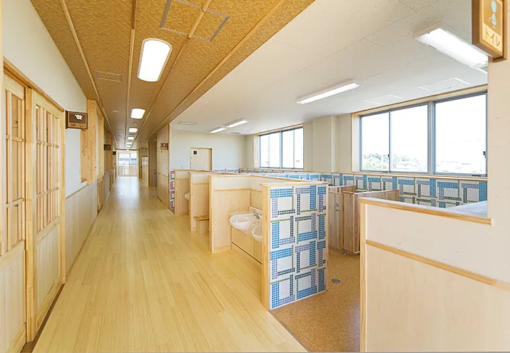 木の廊下と手洗い場