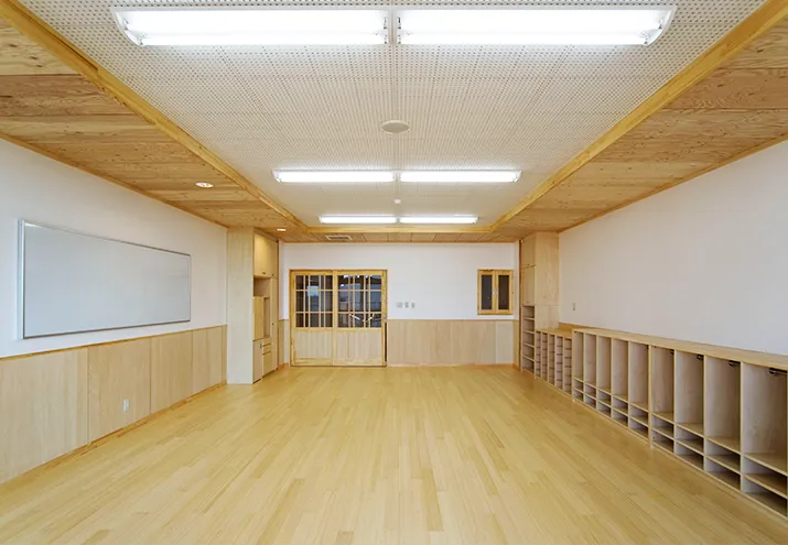 無垢材の壁と収納のある保育室