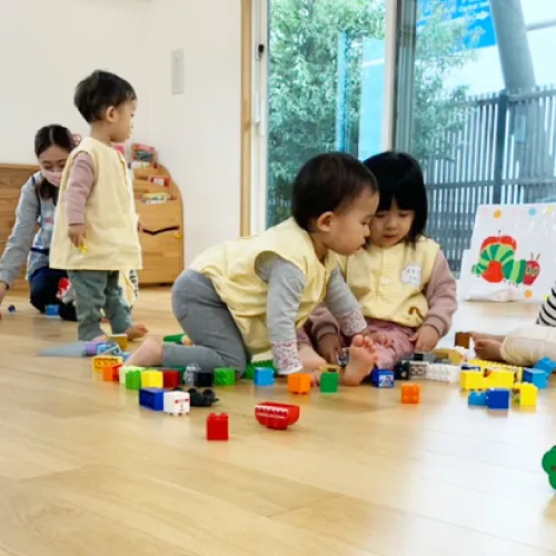 保育棟でブロック遊びをする低年齢の子どもたち