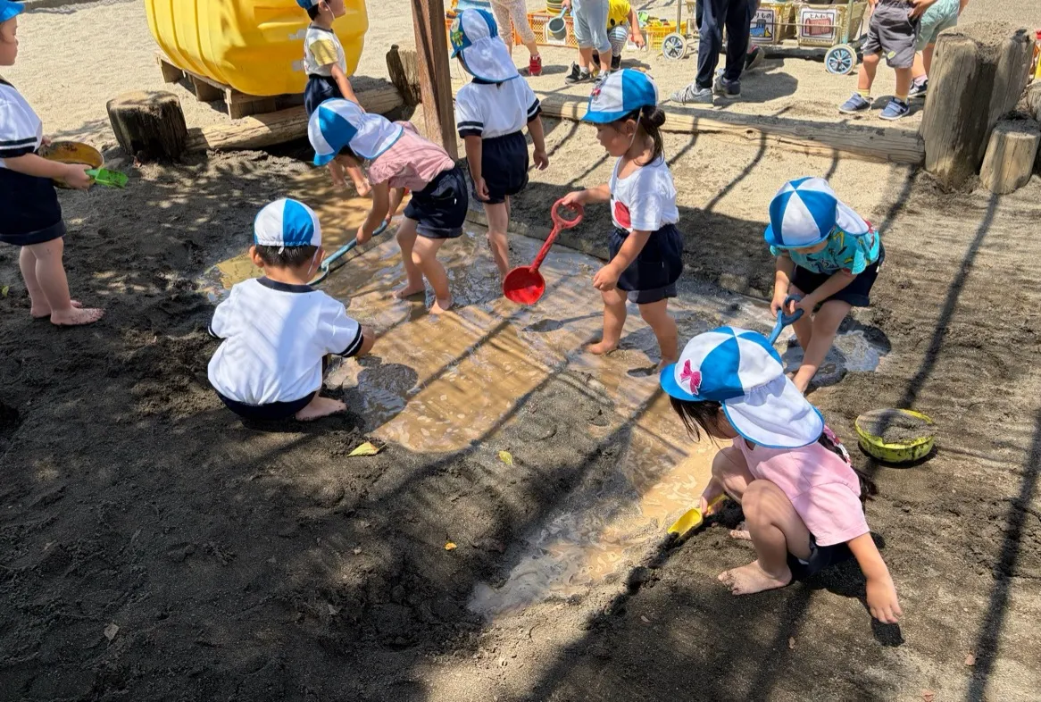 裸足で遊ぶ子どもたち